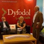 Simon Brooks, Elin Wyn a Heini Gruffudd yn siarad yn y lansiad